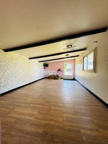 Belle maison familiale de 130 m² avec dépendance et grand jardin arboré – Proche centre-ville

Située à seulement 3 km du centre-ville (cinéma, piscine, cabinet médical et dentaire) et à proximité immédiate des écoles et commerces (1 à 3 km), cette spacieuse maison familiale d’environ 130 m² offre un cadre de vie idéal pour une famille recherchant confort, espace et tranquillité.

Elle se compose d’une pièce de vie lumineuse de 37 m² avec coin cuisine, parfaite pour vos moments conviviaux.
Côté nuit, vous trouverez 4 chambres, un bureau idéal pour le télétravail, ainsi que deux salles d’eau modernes.
Une buanderie de 30 m² vient compléter les espaces fonctionnels du rez-de-chaussée.

Vous profiterez également d’une véranda de 11 m², ouverte sur un joli jardin arboré et paysager de 3 455 m², comprenant un coin verger pour les amateurs de nature.

La maison dispose également d’un garage de 23 m² avec portail électrique, et d’une dépendance prête à l’emploi, idéale pour une activité professionnelle indépendante ou un revenu locatif complémentaire.

✅ Atouts principaux :

Environnement calme et verdoyant

Grands volumes et belle luminosité

Dépendance aménagée et polyvalente

Grand terrain clos et arboré

Proximité écoles, commerces et services

Panneaux photovoltaïques installés 

Portail d'entrée électriques 

📍 Localisation : À 3 km du centre-ville et à 1 km des premiers commerces
📏 Surface habitable : env. 200 m²
🌳 Terrain : 3 455 m²
🚗 Garage électrique + dépendance professionnelle ou locative