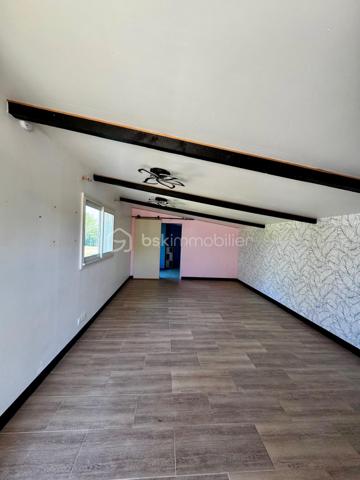 Belle maison familiale de 130 m² avec dépendance et grand jardin arboré – Proche centre-ville

Située à seulement 3 km du centre-ville (cinéma, piscine, cabinet médical et dentaire) et à proximité immédiate des écoles et commerces (1 à 3 km), cette spacieuse maison familiale d’environ 130 m² offre un cadre de vie idéal pour une famille recherchant confort, espace et tranquillité.

Elle se compose d’une pièce de vie lumineuse de 37 m² avec coin cuisine, parfaite pour vos moments conviviaux.
Côté nuit, vous trouverez 4 chambres, un bureau idéal pour le télétravail, ainsi que deux salles d’eau modernes.
Une buanderie de 30 m² vient compléter les espaces fonctionnels du rez-de-chaussée.

Vous profiterez également d’une véranda de 11 m², ouverte sur un joli jardin arboré et paysager de 3 455 m², comprenant un coin verger pour les amateurs de nature.

La maison dispose également d’un garage de 23 m² avec portail électrique, et d’une dépendance prête à l’emploi, idéale pour une activité professionnelle indépendante ou un revenu locatif complémentaire.

✅ Atouts principaux :

Environnement calme et verdoyant

Grands volumes et belle luminosité

Dépendance aménagée et polyvalente

Grand terrain clos et arboré

Proximité écoles, commerces et services

Panneaux photovoltaïques installés 

Portail d'entrée électriques 

📍 Localisation : À 3 km du centre-ville et à 1 km des premiers commerces
📏 Surface habitable : env. 200 m²
🌳 Terrain : 3 455 m²
🚗 Garage électrique + dépendance professionnelle ou locative