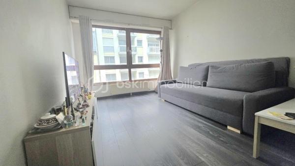 Dans un belle résidence bien tenue et sécurisée de la VILLA DES NYMPHEAS - au calme - STUDIO situé au 2ème étage / 5

Entrée avec coin kitchenette, salle d'eau avec WC, pièce de vie lumineuse. 

Taxe foncière : 756 euros/an

Métro Porte de Bagnolet - Porte des Lilas

Charges de copropriété : environ 150 euros/mois - comprenant TOUT : eau froide/chaude et CHAUFFAGE + ascenseur et entretien des espaces communs

Vendu Loué 850 euros/mois
Pour un projet d'investissement locatif rentable ou pour y habiter en 2028 (fin du bail)

A visiter sans tarder