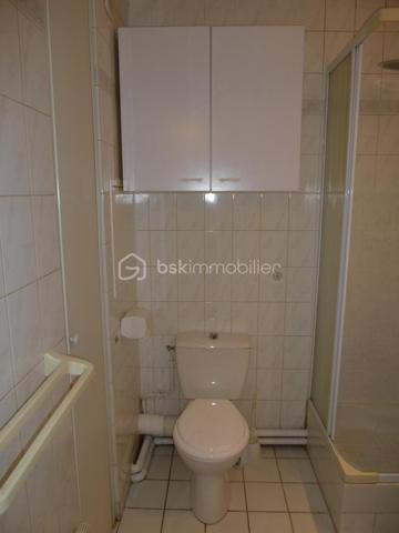 Dans un belle résidence bien tenue et sécurisée de la VILLA DES NYMPHEAS - au calme - STUDIO situé au 2ème étage / 5

Entrée avec coin kitchenette, salle d'eau avec WC, pièce de vie lumineuse. 

Taxe foncière : 756 euros/an

Métro Porte de Bagnolet - Porte des Lilas

Charges de copropriété : environ 150 euros/mois - comprenant TOUT : eau froide/chaude et CHAUFFAGE + ascenseur et entretien des espaces communs

Vendu Loué 850 euros/mois
Pour un projet d'investissement locatif rentable ou pour y habiter en 2028 (fin du bail)

A visiter sans tarder