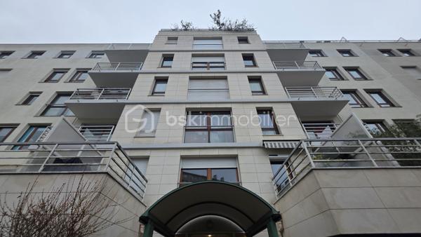 Dans un belle résidence bien tenue et sécurisée de la VILLA DES NYMPHEAS - au calme - STUDIO situé au 2ème étage / 5

Entrée avec coin kitchenette, salle d'eau avec WC, pièce de vie lumineuse. 

Taxe foncière : 756 euros/an

Métro Porte de Bagnolet - Porte des Lilas

Charges de copropriété : environ 150 euros/mois - comprenant TOUT : eau froide/chaude et CHAUFFAGE + ascenseur et entretien des espaces communs

Vendu Loué 850 euros/mois
Pour un projet d'investissement locatif rentable ou pour y habiter en 2028 (fin du bail)

A visiter sans tarder