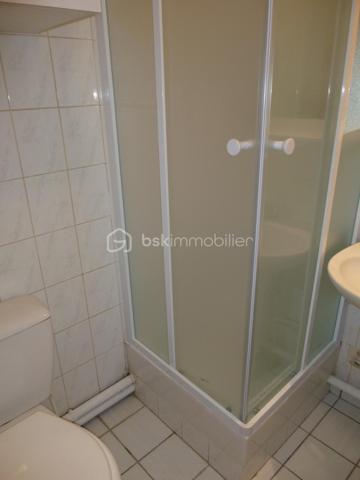 Dans un belle résidence bien tenue et sécurisée de la VILLA DES NYMPHEAS - au calme - STUDIO situé au 2ème étage / 5

Entrée avec coin kitchenette, salle d'eau avec WC, pièce de vie lumineuse. 

Taxe foncière : 756 euros/an

Métro Porte de Bagnolet - Porte des Lilas

Charges de copropriété : environ 150 euros/mois - comprenant TOUT : eau froide/chaude et CHAUFFAGE + ascenseur et entretien des espaces communs

Vendu Loué 850 euros/mois
Pour un projet d'investissement locatif rentable ou pour y habiter en 2028 (fin du bail)

A visiter sans tarder