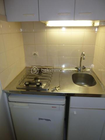 Dans un belle résidence bien tenue et sécurisée de la VILLA DES NYMPHEAS - au calme - STUDIO situé au 2ème étage / 5

Entrée avec coin kitchenette, salle d'eau avec WC, pièce de vie lumineuse. 

Taxe foncière : 756 euros/an

Métro Porte de Bagnolet - Porte des Lilas

Charges de copropriété : environ 150 euros/mois - comprenant TOUT : eau froide/chaude et CHAUFFAGE + ascenseur et entretien des espaces communs

Vendu Loué 850 euros/mois
Pour un projet d'investissement locatif rentable ou pour y habiter en 2028 (fin du bail)

A visiter sans tarder