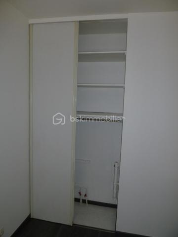 Dans un belle résidence bien tenue et sécurisée de la VILLA DES NYMPHEAS - au calme - STUDIO situé au 2ème étage / 5

Entrée avec coin kitchenette, salle d'eau avec WC, pièce de vie lumineuse. 

Taxe foncière : 756 euros/an

Métro Porte de Bagnolet - Porte des Lilas

Charges de copropriété : environ 150 euros/mois - comprenant TOUT : eau froide/chaude et CHAUFFAGE + ascenseur et entretien des espaces communs

Vendu Loué 850 euros/mois
Pour un projet d'investissement locatif rentable ou pour y habiter en 2028 (fin du bail)

A visiter sans tarder