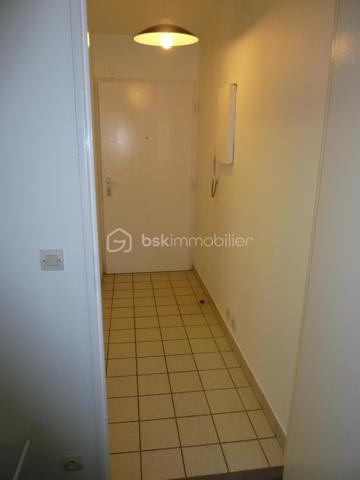 Dans un belle résidence bien tenue et sécurisée de la VILLA DES NYMPHEAS - au calme - STUDIO situé au 2ème étage / 5

Entrée avec coin kitchenette, salle d'eau avec WC, pièce de vie lumineuse. 

Taxe foncière : 756 euros/an

Métro Porte de Bagnolet - Porte des Lilas

Charges de copropriété : environ 150 euros/mois - comprenant TOUT : eau froide/chaude et CHAUFFAGE + ascenseur et entretien des espaces communs

Vendu Loué 850 euros/mois
Pour un projet d'investissement locatif rentable ou pour y habiter en 2028 (fin du bail)

A visiter sans tarder