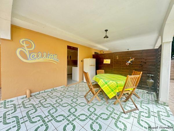 EXCLUSIVITÉ – VILLA AVEC 3 GITES A FORT POTENTIEL LOCATIF – QUARTIER RECHERCHE DE SAINTE ANNE