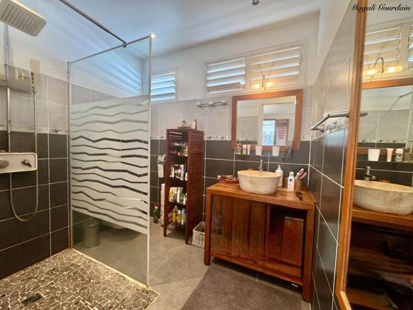 EXCLUSIVITÉ – VILLA AVEC 3 GITES A FORT POTENTIEL LOCATIF – QUARTIER RECHERCHE DE SAINTE ANNE