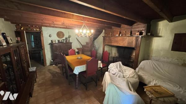 Maison d’habitation en pierre et masse entièrement à rénover 
