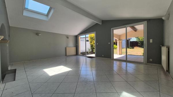 Maison familiale en pierre avec jardin