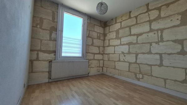 Maison familiale en pierre avec jardin