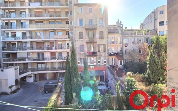 Appartement à vendre    4 pièces • 108,75 m2 Marseille 1