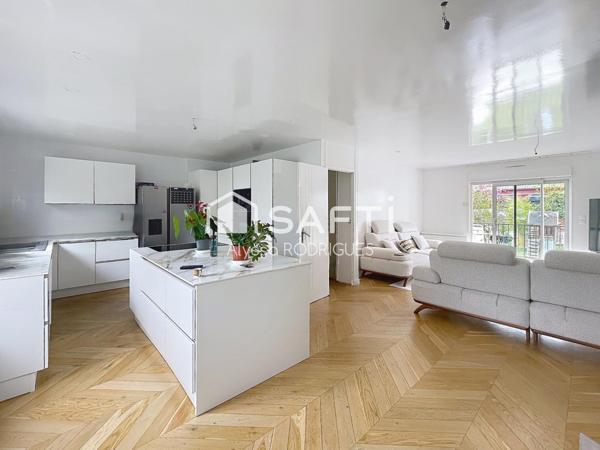 Maison avec deux appartements indépendants, idéale pour investissement locatif ou grande famille.