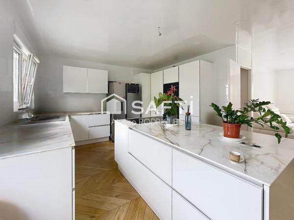 Maison avec deux appartements indépendants, idéale pour investissement locatif ou grande famille.