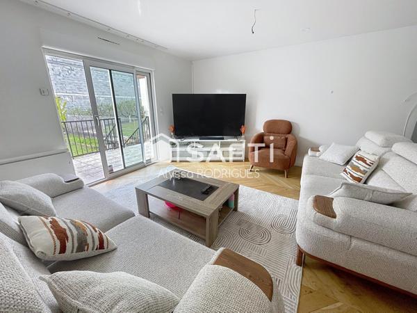 Maison avec deux appartements indépendants, idéale pour investissement locatif ou grande famille.