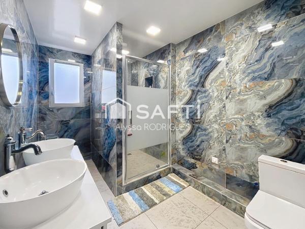 Maison avec deux appartements indépendants, idéale pour investissement locatif ou grande famille.