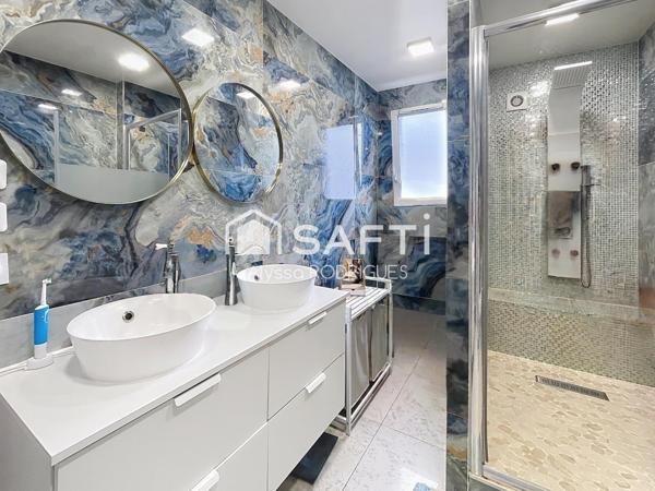 Maison avec deux appartements indépendants, idéale pour investissement locatif ou grande famille.