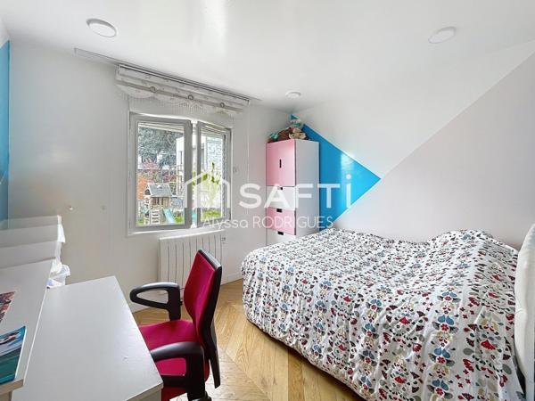 Maison avec deux appartements indépendants, idéale pour investissement locatif ou grande famille.