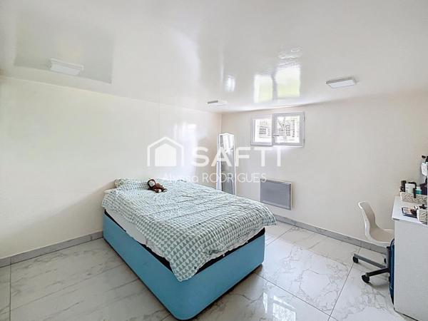 Maison avec deux appartements indépendants, idéale pour investissement locatif ou grande famille.