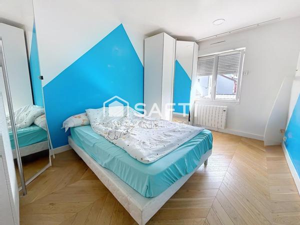 Maison avec deux appartements indépendants, idéale pour investissement locatif ou grande famille.