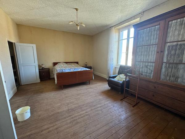 MAISON  EN PIERRE 150 m²  BEAUX VOLUMES  TERRAIN 1236 M² LURE