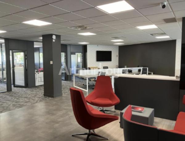 Bureaux et locaux à louer à Villeneuve-d'Ascq accès PMR et salle de réunion
