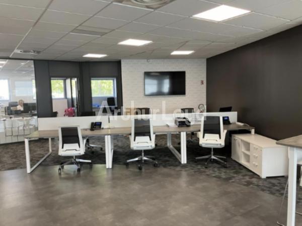 Bureaux et locaux à louer à Villeneuve-d'Ascq accès PMR et salle de réunion