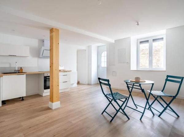 HOTEL DIEU - Au calme de son impasse, charmant deux pièces entièrement rénové. Grenier.