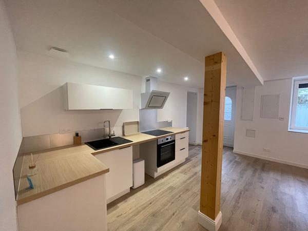 HOTEL DIEU - Au calme de son impasse, charmant deux pièces entièrement rénové. Grenier.