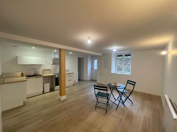 HOTEL DIEU - Au calme de son impasse, charmant deux pièces entièrement rénové. Grenier.