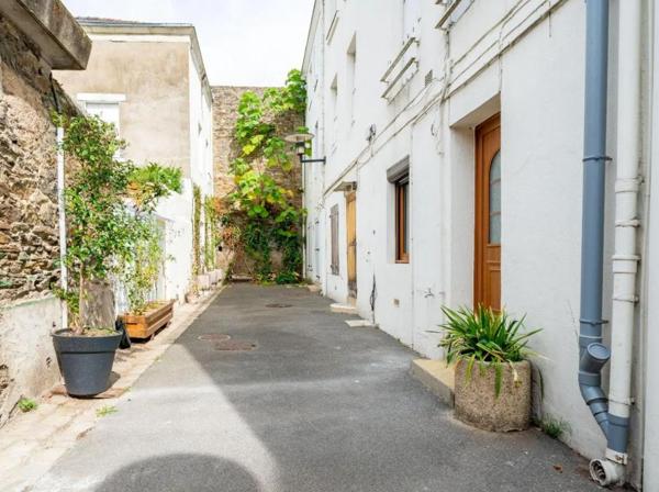 HOTEL DIEU - Au calme de son impasse, charmant deux pièces entièrement rénové. Grenier.