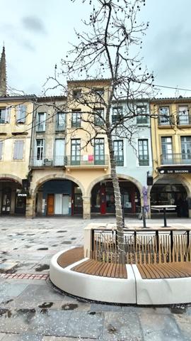 LIMOUX immeuble composé de 2T2, 1T3 et deux locaux commerciaux