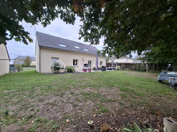 Dès l’entrée, laissez-vous séduire par un vaste séjour lumineux, ouvert sur une salle à manger conviviale équipée d’un poêle à granulés, idéal pour réchauffer vos soirées d’hiver.
La cuisine moderne et entièrement équipée ravira les amateurs de gastronomie.
Un coin salon confortable et une baie vitrée offrant un accès direct au jardin avec terrasse complètent cet espace de vie, parfait pour profiter des beaux jours en famille ou entre amis.

Un couloir dessert deux espaces nuit, une salle de bains, des toilettes indépendantes, ainsi qu’un garage qui vient compléter le rez-de-chaussée.

À l’étage, un grand palier offre la possibilité d’aménager un bureau ou une salle de jeux selon vos envies. Vous y trouverez également une salle de bains avec WC et quatre chambres spacieuses dotées de placards intégrés.

La maison bénéficie d’une excellente performance énergétique grâce à une bonne isolation et à un chauffage combiné granulés/électricité.

Aucun travaux à prévoir — vous n’aurez plus qu’à poser vos valises !
Un bien idéal pour une grande famille en quête d’espace, de confort et de tranquillité.