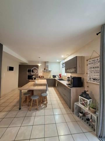 Dès l’entrée, laissez-vous séduire par un vaste séjour lumineux, ouvert sur une salle à manger conviviale équipée d’un poêle à granulés, idéal pour réchauffer vos soirées d’hiver.
La cuisine moderne et entièrement équipée ravira les amateurs de gastronomie.
Un coin salon confortable et une baie vitrée offrant un accès direct au jardin avec terrasse complètent cet espace de vie, parfait pour profiter des beaux jours en famille ou entre amis.

Un couloir dessert deux espaces nuit, une salle de bains, des toilettes indépendantes, ainsi qu’un garage qui vient compléter le rez-de-chaussée.

À l’étage, un grand palier offre la possibilité d’aménager un bureau ou une salle de jeux selon vos envies. Vous y trouverez également une salle de bains avec WC et quatre chambres spacieuses dotées de placards intégrés.

La maison bénéficie d’une excellente performance énergétique grâce à une bonne isolation et à un chauffage combiné granulés/électricité.

Aucun travaux à prévoir — vous n’aurez plus qu’à poser vos valises !
Un bien idéal pour une grande famille en quête d’espace, de confort et de tranquillité.