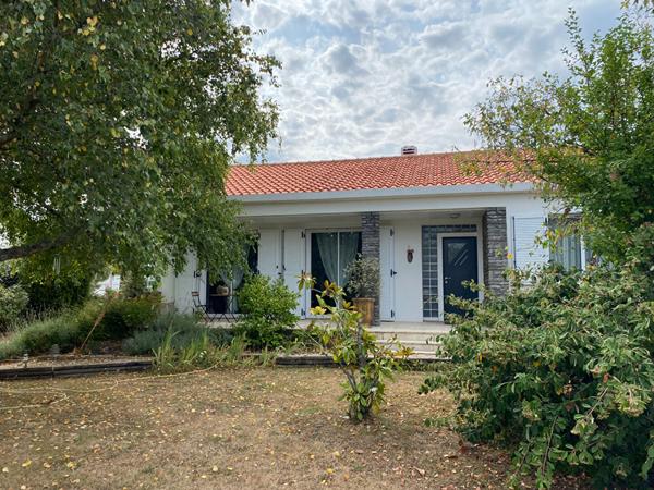 Maison avec dependance et terrain paysage !