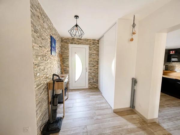 Vente                                                      Maison
                        
                     5 pièces                      107 m2                     à Le Luc