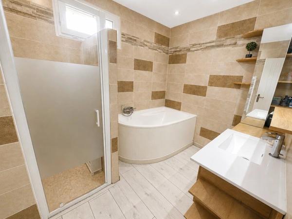 Vente                                                      Maison
                        
                     5 pièces                      107 m2                     à Le Luc