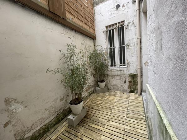 T2 en Pierre avec Cour/Cave - Entierement Rénové