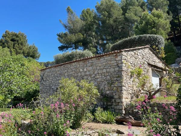 Mas en pierre, vues et soleil couchant – Le Beausset