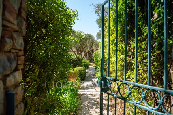 Propriété Unique avec Vue Mer au Cœur de Grimaud