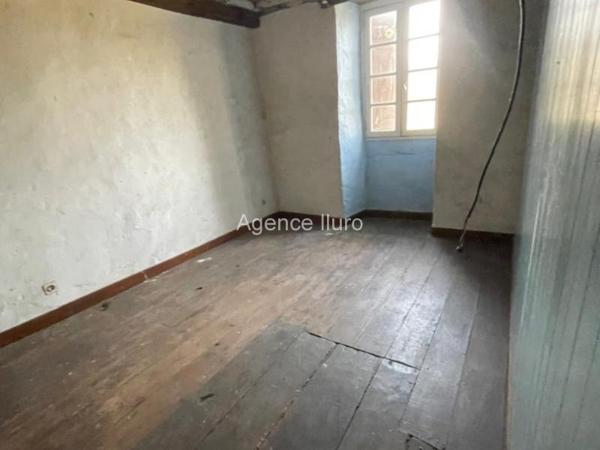 Ferme - Proximite oloron-sainte-marie - Réf.:205247 PROXIMITE OLORON - FERME A RENOVER ENTIEREMENT AVEC 4 HA DE TERRES LIBRES -