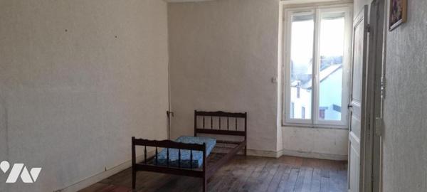 LA GUERCHE DE BGNE - Plein-centre - Vaste maison avec cour