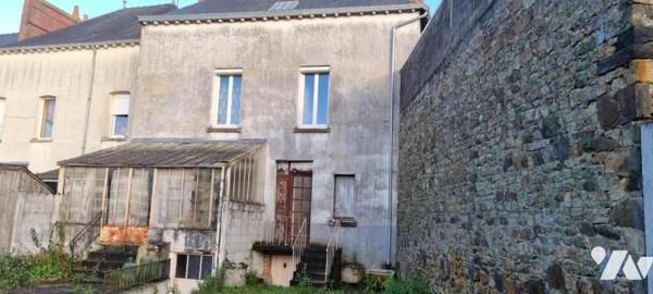 LA GUERCHE DE BGNE - Plein-centre - Vaste maison avec cour