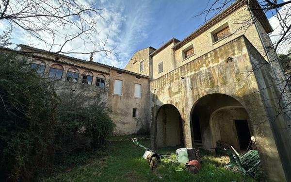 Maison à vendre    7 pièces •  Vallon-Pont-d'Arc