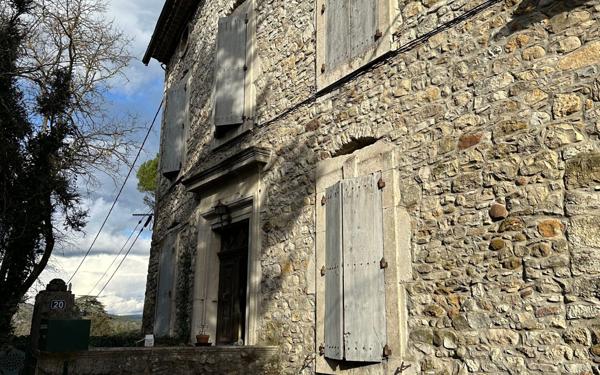 Maison à vendre    7 pièces •  Vallon-Pont-d'Arc