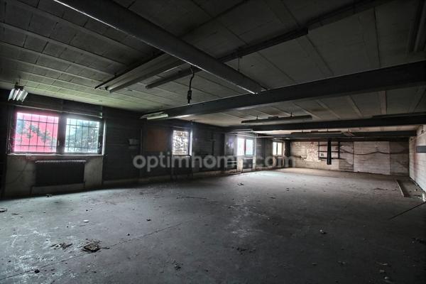 Entrepôt de 437 m2 avec bureau et parking à louer à Orgeval au bord de la RN 13