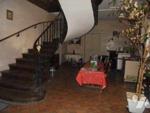 Maison de village à rénover offrant de grands volumes