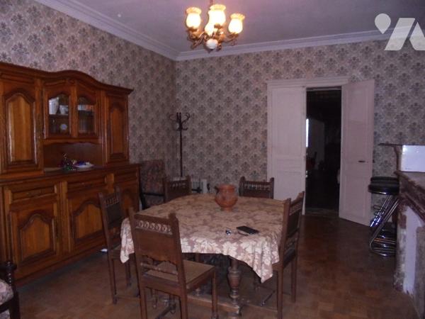 Maison de village à rénover offrant de grands volumes