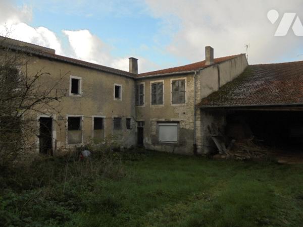 Maison de village à rénover offrant de grands volumes