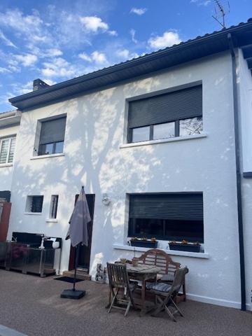 LE BOUSCAT Maison Rénovée avec Piscine 4 Chambres