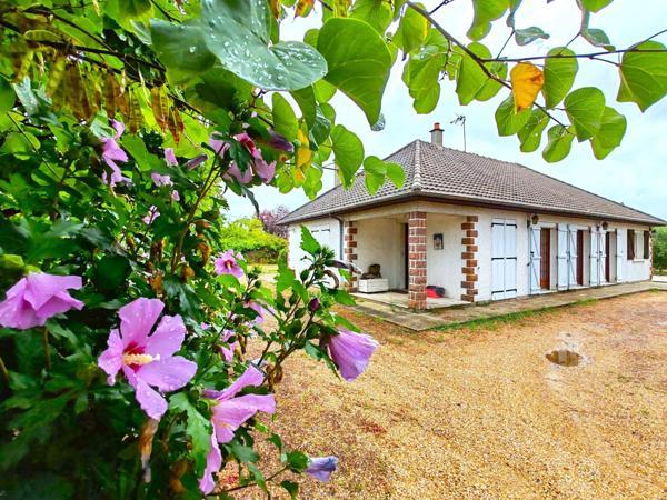 Maison de Plain-pied / 3 chambres / garage et son terrain de 9880m² à 2 minutes du centre !